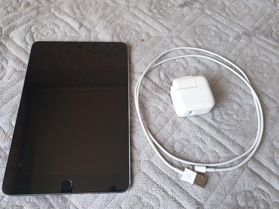 USA-s awsan iPad mini 4 64gb wifi zarna. Tseneglegch case dagaldana.