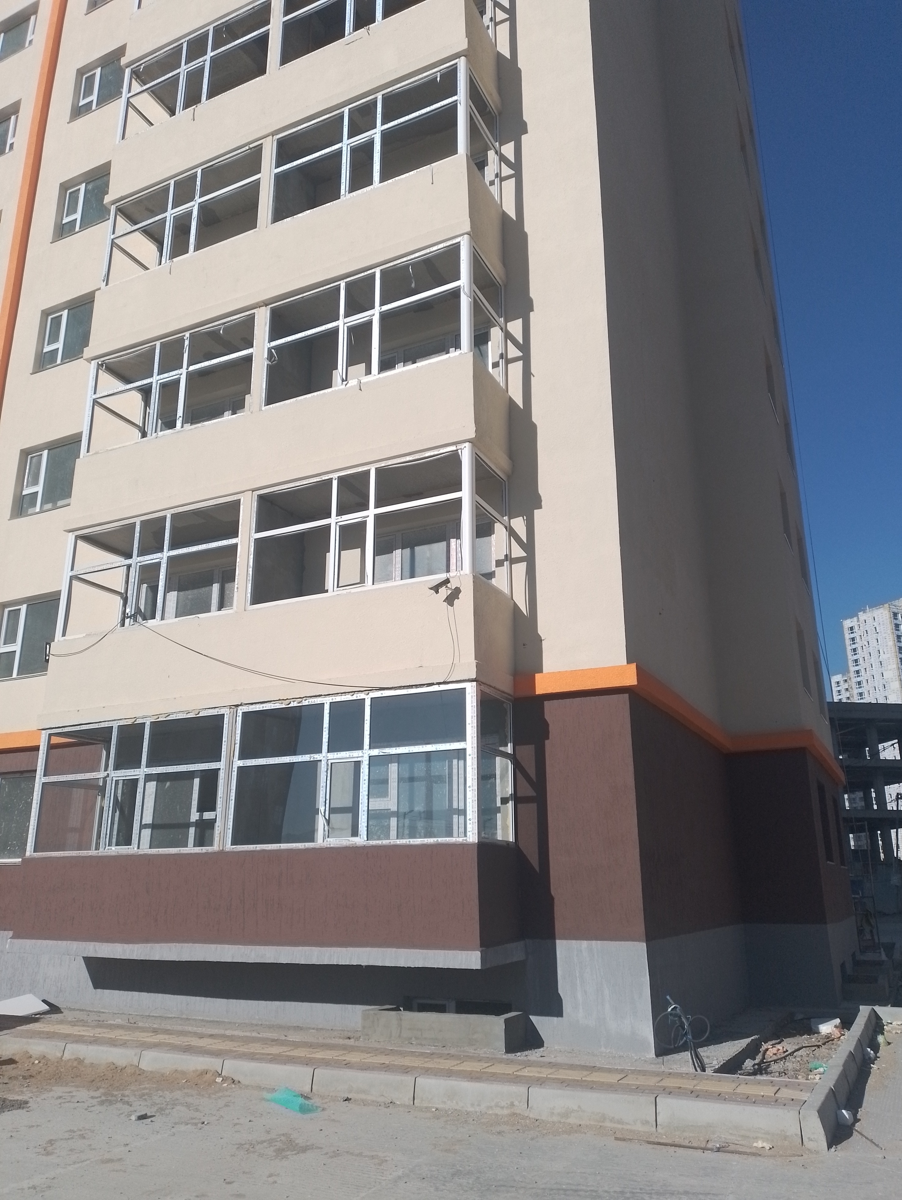 Хотын төвд үйлчилгээ явуулах боломжтой шинэ 1 давхарын 2 өрөө байр зарна.
