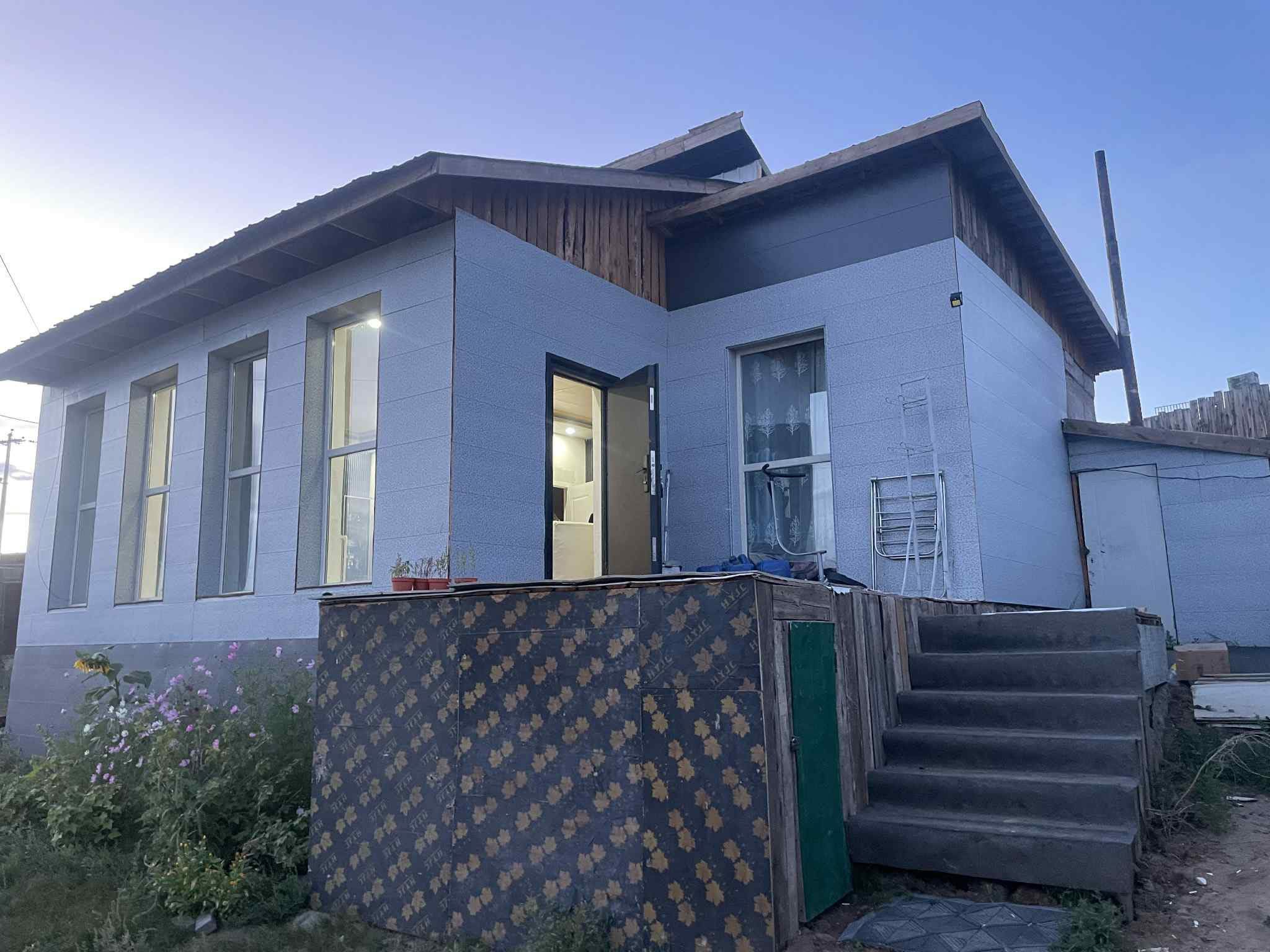 Хашаа байшин зарна