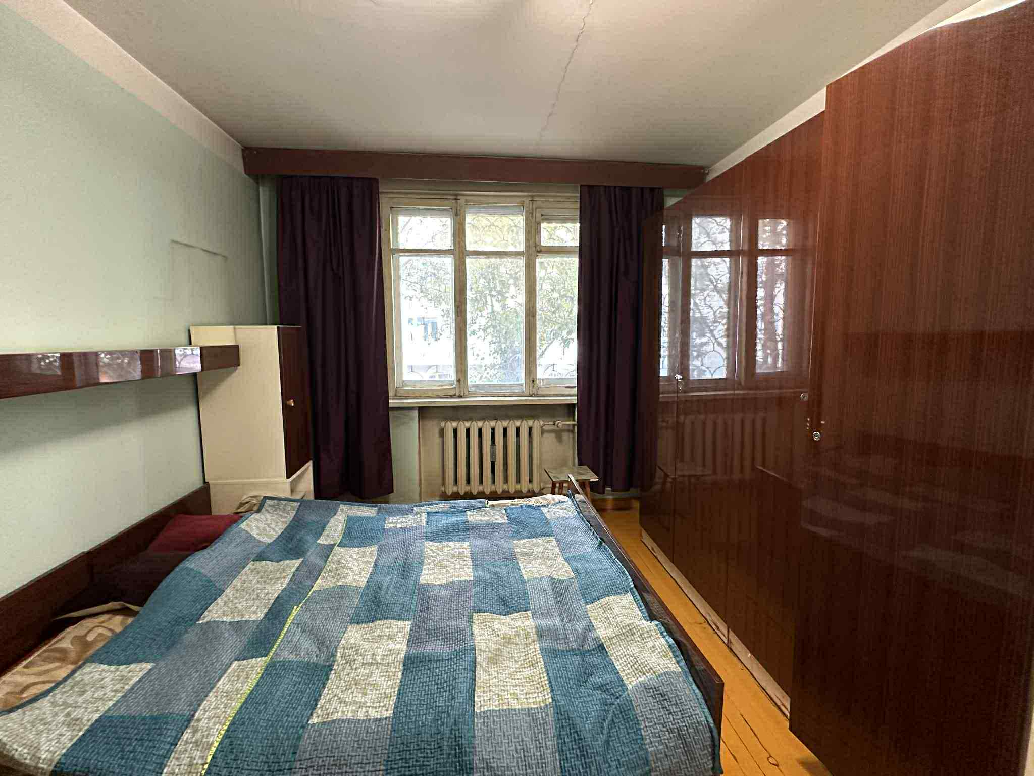 Баянгол зочид буудлын баруун талд 3 ӨРӨӨ ОРОН СУУЦ ХУДАЛДАНА