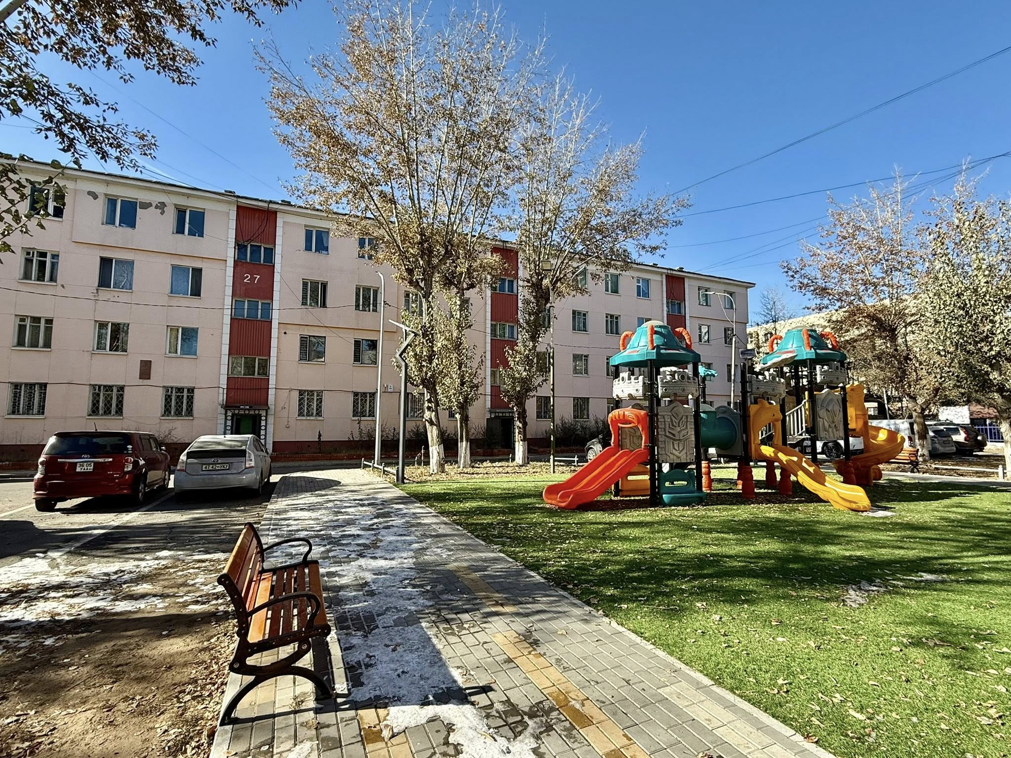 Баянгол зочид буудлын баруун талд 3 ӨРӨӨ ОРОН СУУЦ ХУДАЛДАНА