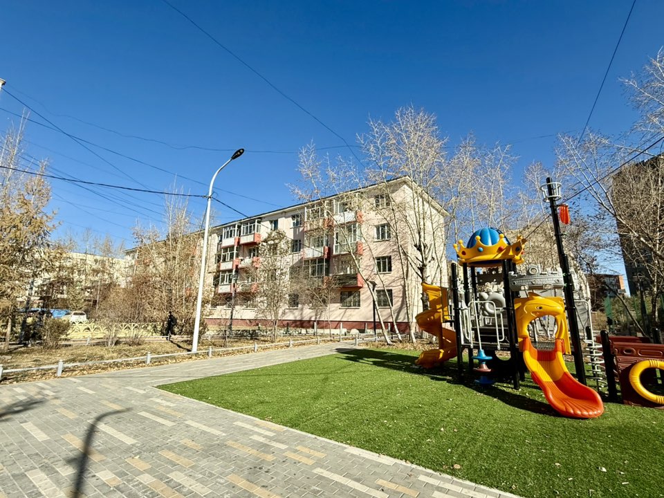 Баянгол зочид буудлын баруун талд 3 ӨРӨӨ ОРОН СУУЦ ХУДАЛДАНА