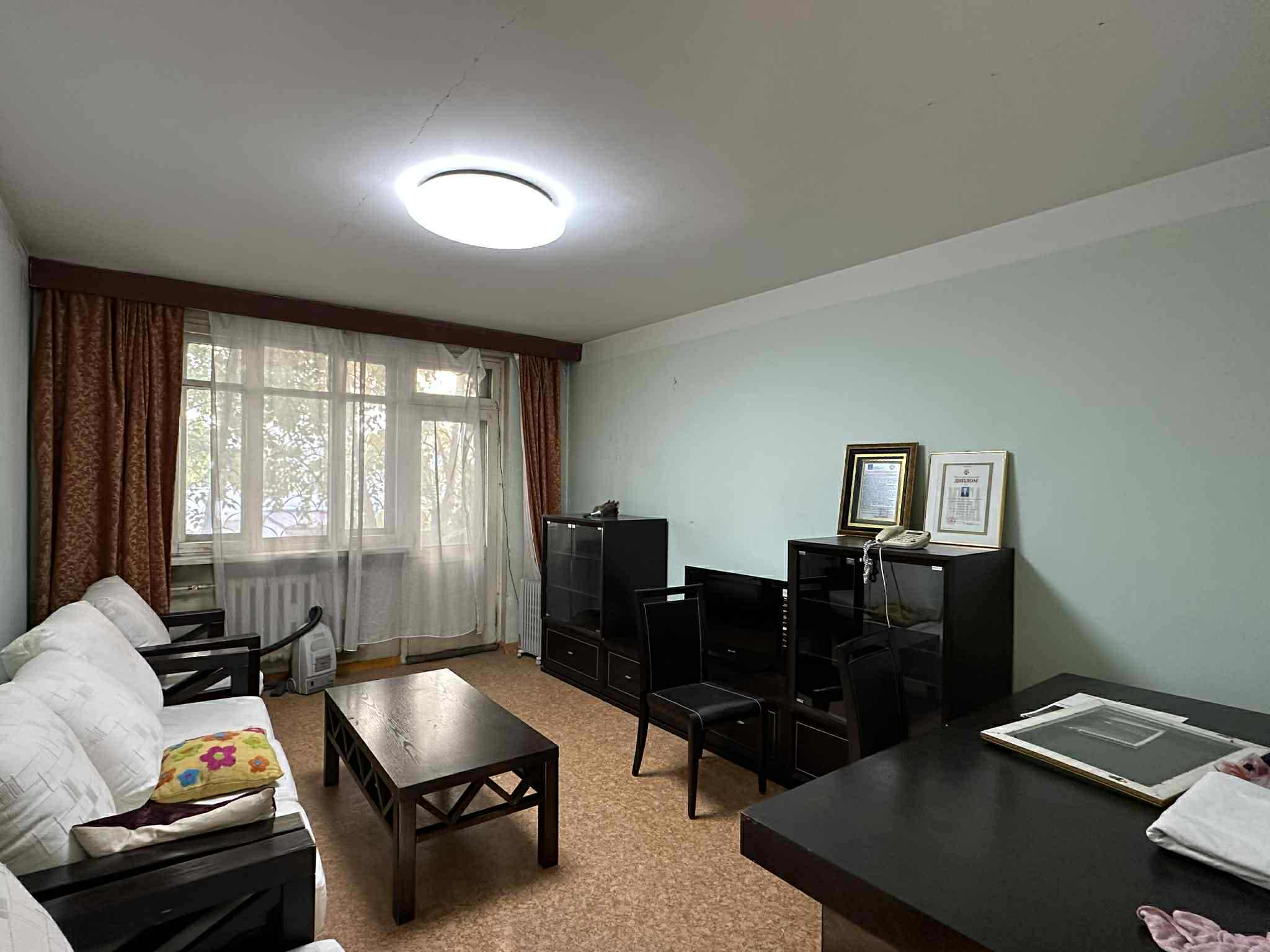 Баянгол зочид буудлын баруун талд 3 ӨРӨӨ ОРОН СУУЦ ХУДАЛДАНА