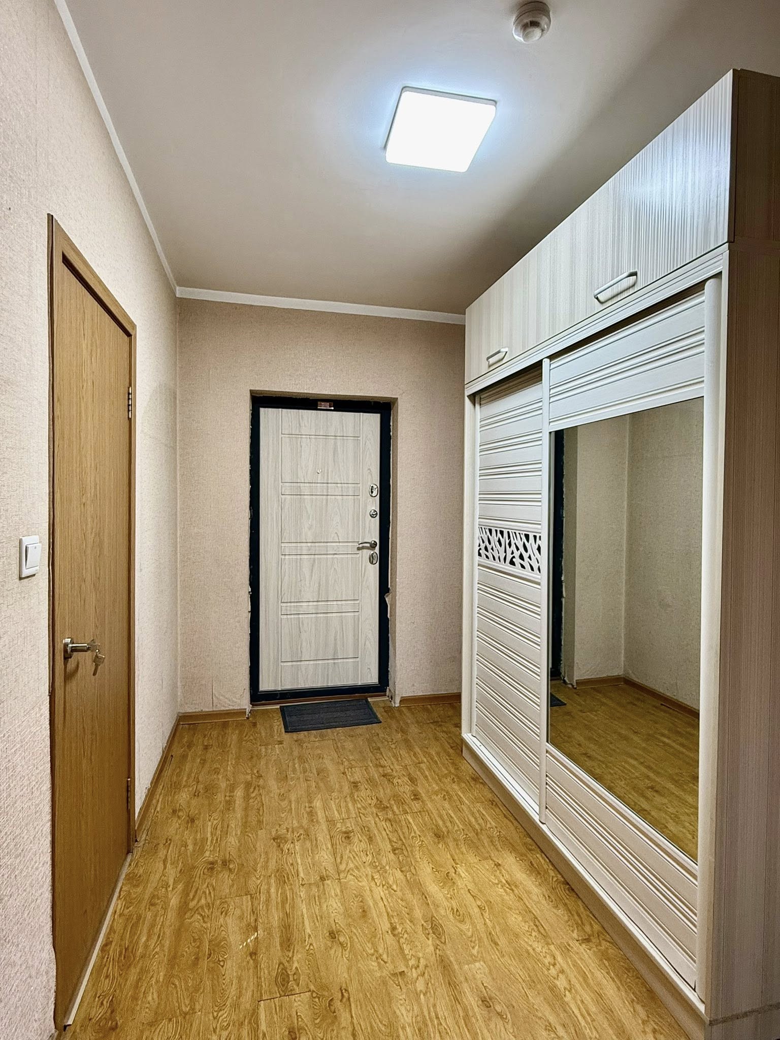 10-р хороололд тавилгатай 2 өрөө хөлслүүлнэ