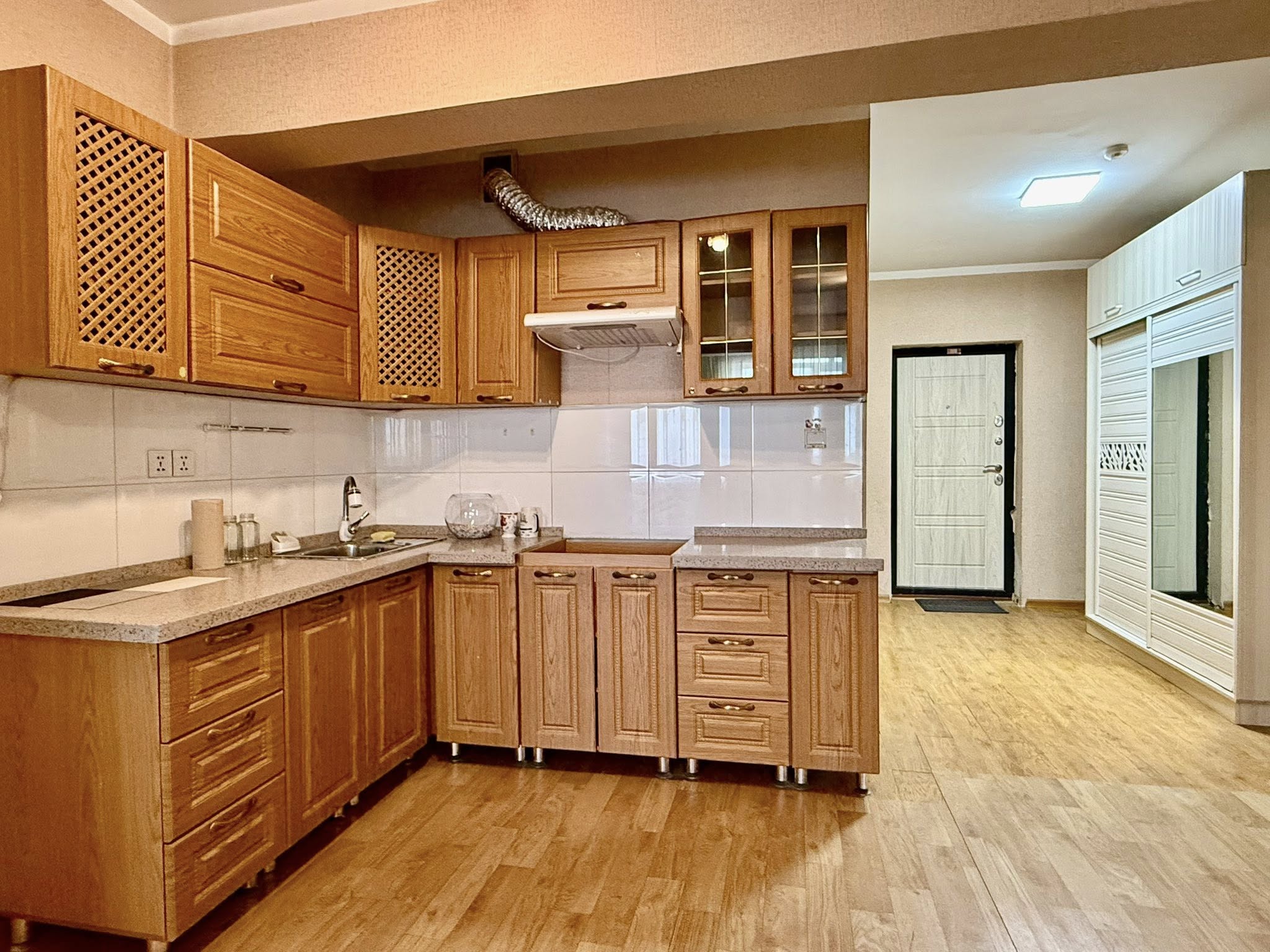 10-р хороололд тавилгатай 2 өрөө хөлслүүлнэ